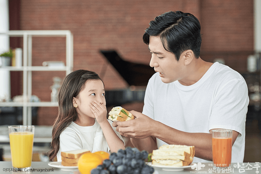 "부정적 신체 이미지를 만드는 ‘아몬드 맘’을 아시나요?"