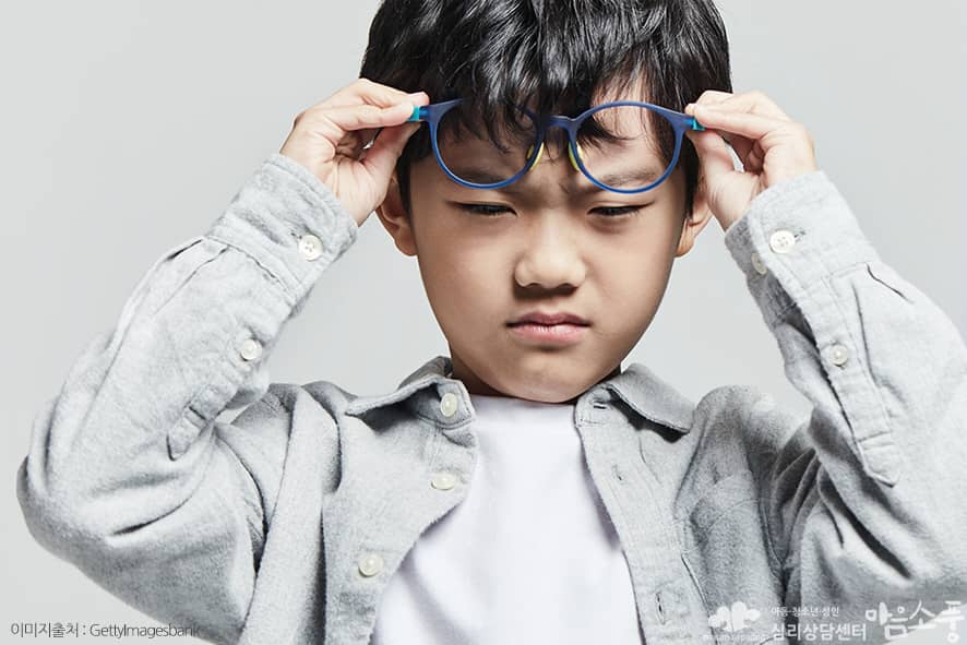 틱 증상을 보일 때는 가정에서의 대처방법, 증상에는 무관심, 아이에게는 애정 표현