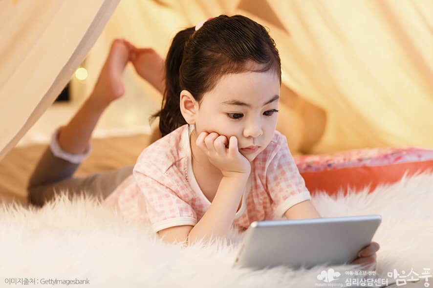 틱 증상을 보일 때는 가정에서의 대처방법, 영상매체에 대한 노출 최소화
