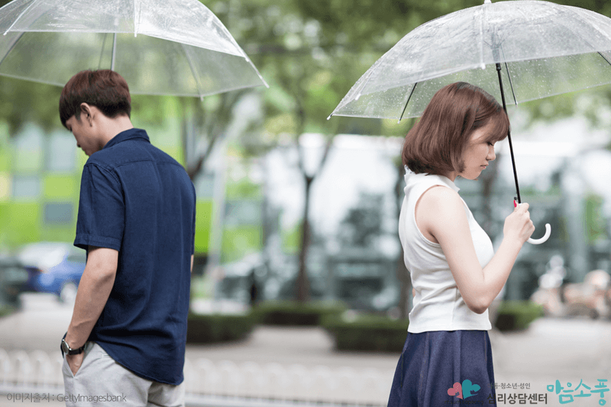 관계중독, 버림 받음에 의한 트라우마가 원인일 수 있습니다. ​