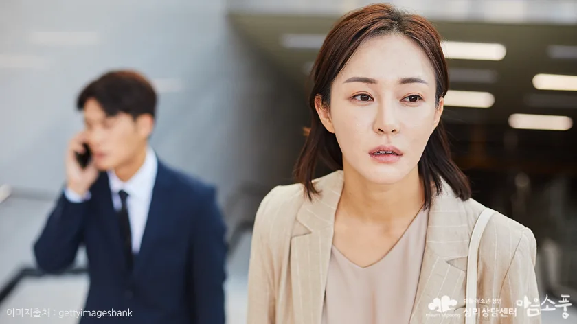 조용한 공황발작의 일상 속 사례,“아무도 모르게 버티는 게 더 힘들었어요”